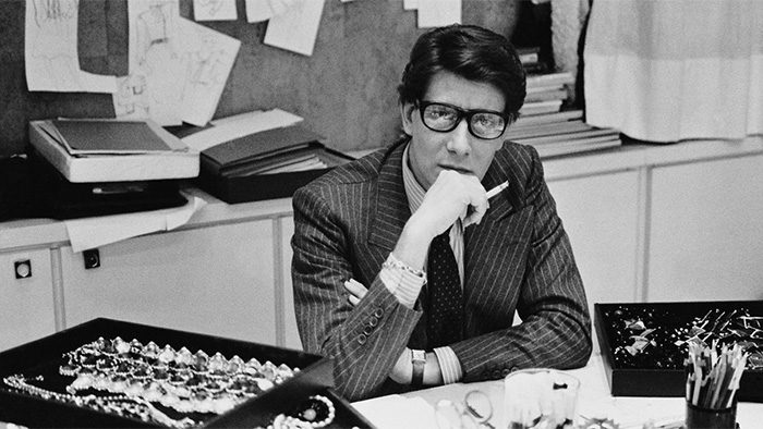 Yves Saint Laurent à son bureau, studio du 5 avenue Marceau, Paris, 1986. DR.