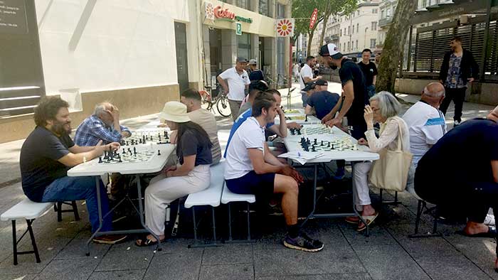 Jouer aux échecs, aux dames ou à l'awalé en plein air.