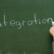 Main féminine écrivant le mot Intégration au tableau